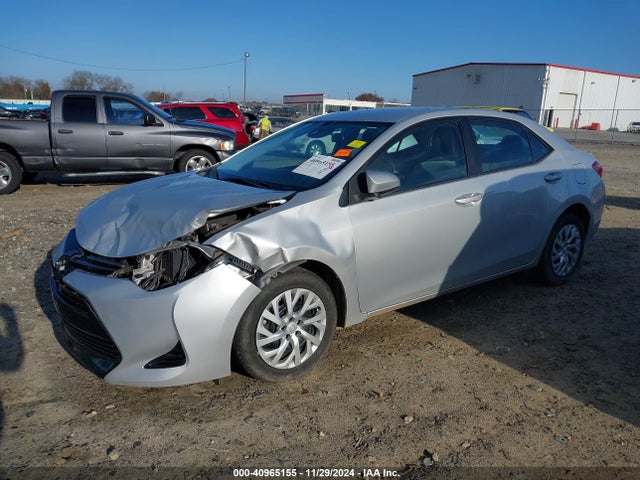 Toyota COROLLA LE 2018 5YFBURHE8JP848247 Image 2