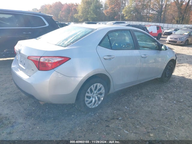 Toyota COROLLA LE 2018 5YFBURHE8JP848247 Image 4