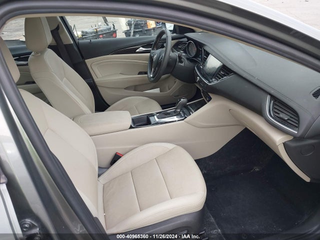 W04GV8SX5J1137966 Buick Regal Tourx Essence