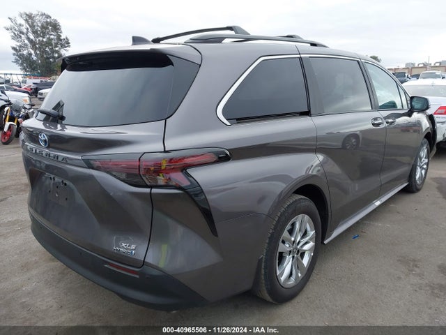 5TDJRKEC1RS214644 Toyota SIENNA XLE