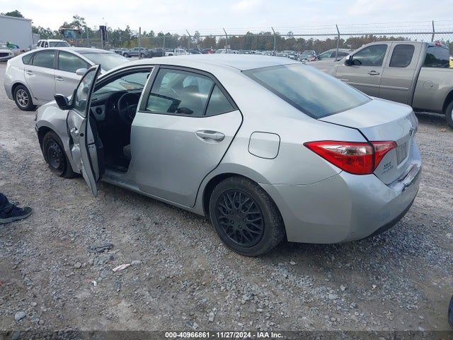 Toyota COROLLA LE 2018 5YFBURHE3JP738612 Image 3