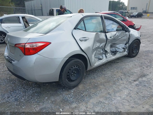Toyota COROLLA LE 2018 5YFBURHE3JP738612 Image 4