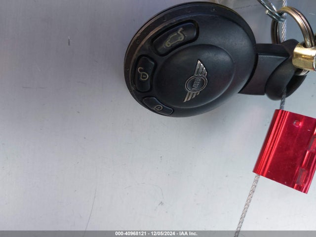 2010 MINI COOPER WMWMF3C56ATZ65113 Photo 10