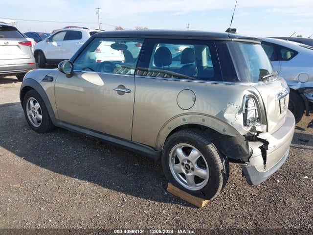 2010 MINI COOPER WMWMF3C56ATZ65113 Photo 2