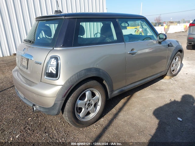 2010 MINI COOPER WMWMF3C56ATZ65113 Photo 3