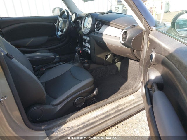 2010 MINI COOPER WMWMF3C56ATZ65113 Photo 4