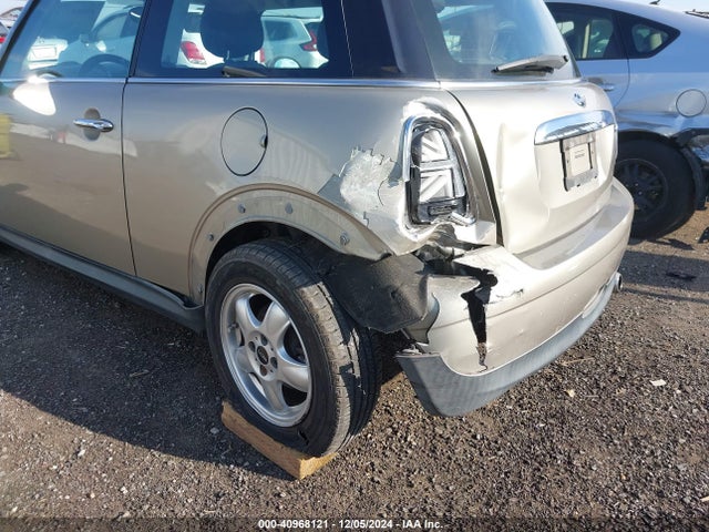 2010 MINI COOPER WMWMF3C56ATZ65113 Photo 5