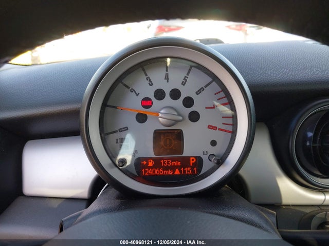 2010 MINI COOPER WMWMF3C56ATZ65113 Photo 6