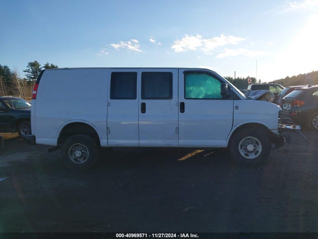 Chevrolet Express 2500 Work Van 2018 1GCWGAFG2J1212863 Image 13