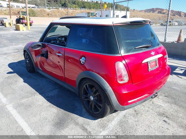 2006 MINI COOPER S WMWRE33516TN27633 Photo 2