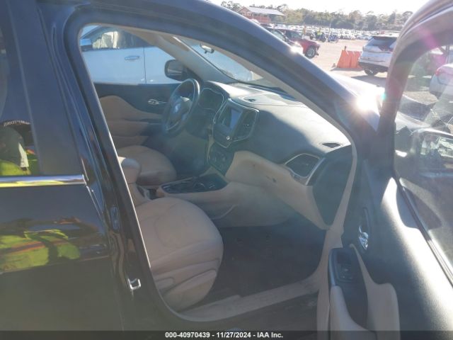 1C4PJLCB8KD108971 Jeep Cherokee Latitude