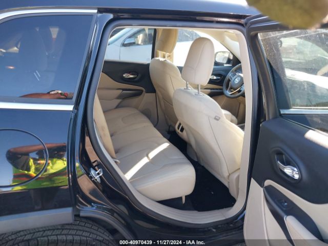 1C4PJLCB8KD108971 Jeep Cherokee Latitude