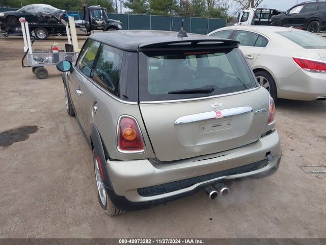 2007 MINI COOPER S WMWMF73517TT82867 Photo 2