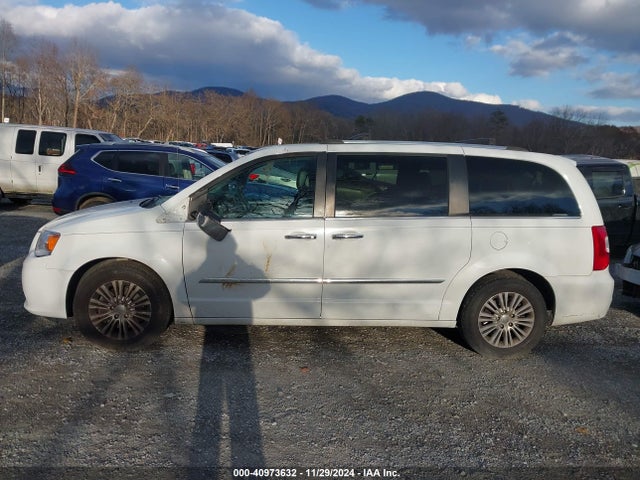 2C4RC1JG9FR743013 Chrysler Town & Country Limited