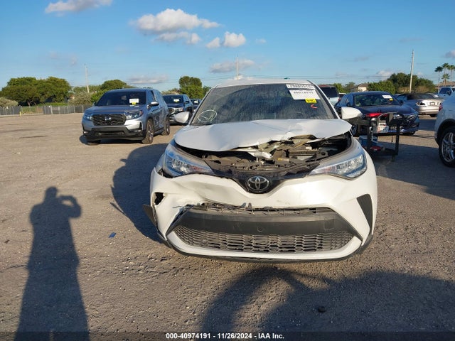 Toyota C-HR XLE 2022 NMTKHMBX5NR145217 Image 12