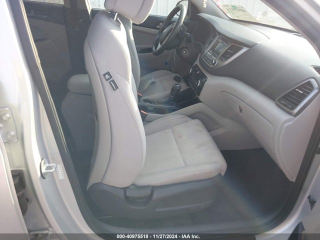 KM8J23A45HU329536 Hyundai TUCSON SE