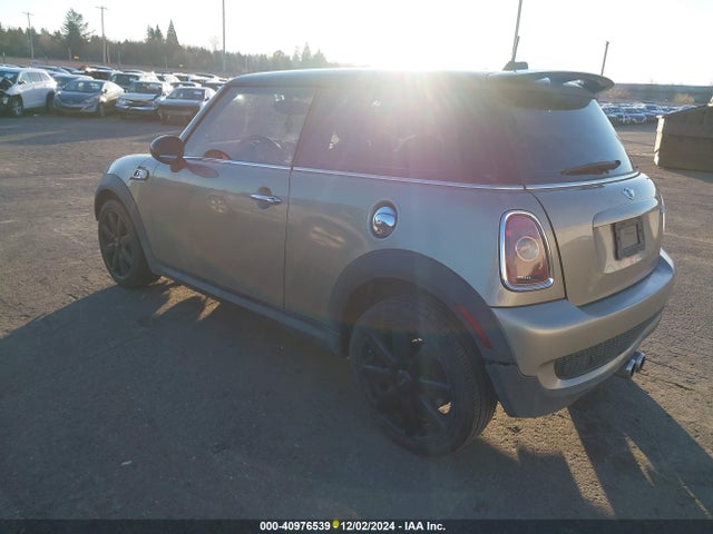 2007 MINI COOPER S WMWMF73547TT85102 Photo 2