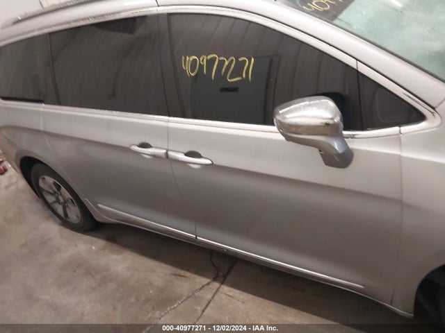 Chrysler Pacifica Hybrid Platinum 2017 2C4RC1N79HR655172 Image 13