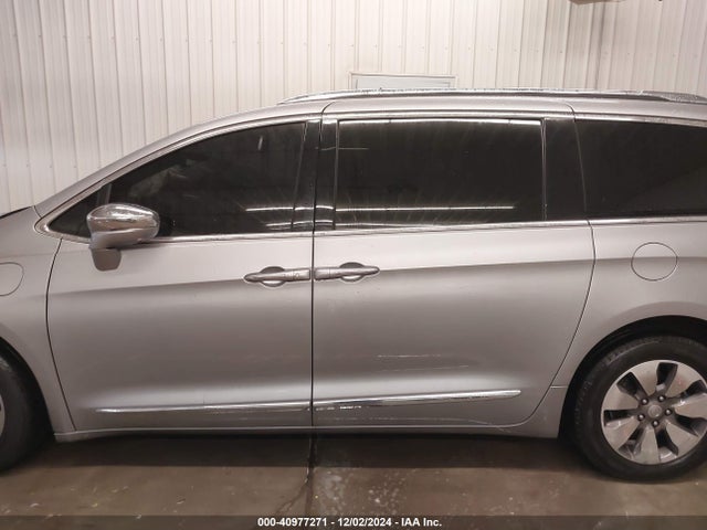 Chrysler Pacifica Hybrid Platinum 2017 2C4RC1N79HR655172 Image 14