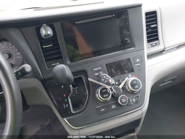 5TDKZ3DC0HS811858 Toyota Sienna Le 8 Passenger