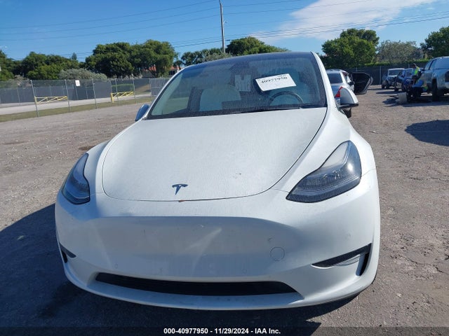 Tesla Model Y Standard Range Rear-wheel Drive 2021 5YJYGDED5MF115203 Image 12