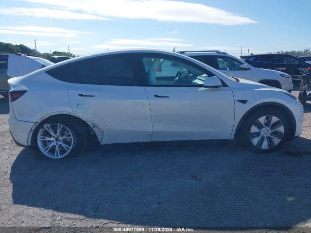 Tesla Model Y Standard Range Rear-wheel Drive 2021 5YJYGDED5MF115203 Image 13