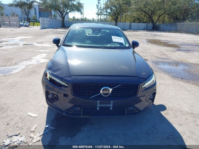 7JRL12FK6RG318032 Volvo S60 B5 Core Dark Theme