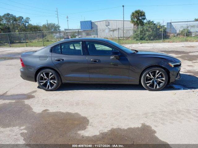 7JRL12FK6RG318032 Volvo S60 B5 Core Dark Theme