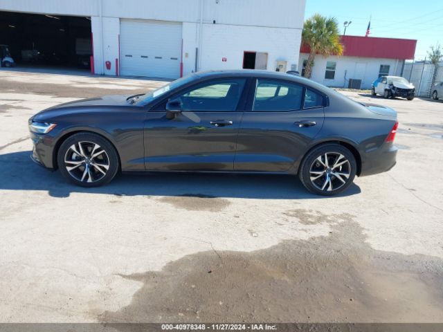 7JRL12FK6RG318032 Volvo S60 B5 Core Dark Theme
