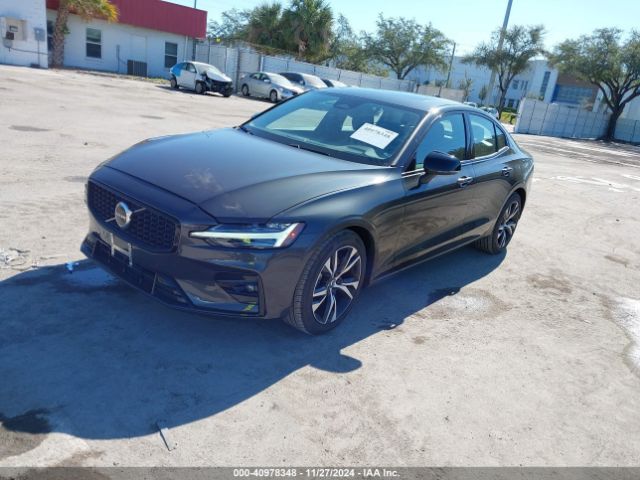 7JRL12FK6RG318032 Volvo S60 B5 Core Dark Theme