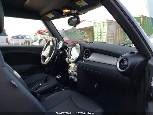 2009 MINI COOPER WMWMR33579TZ18529 Photo 4