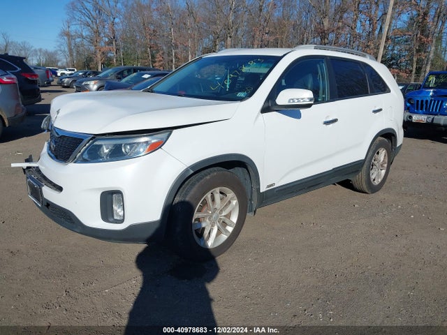 KIA SORENTO LX 2015 5XYKTCA64FG644950 Image 2