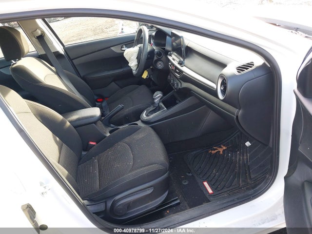 3KPF24AD8ME273858 KIA Forte Lxs