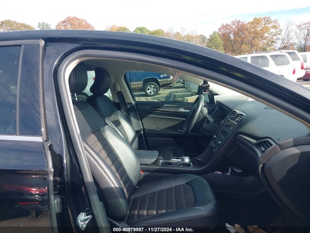3FA6P0HDXJR157605 Ford FUSION SE