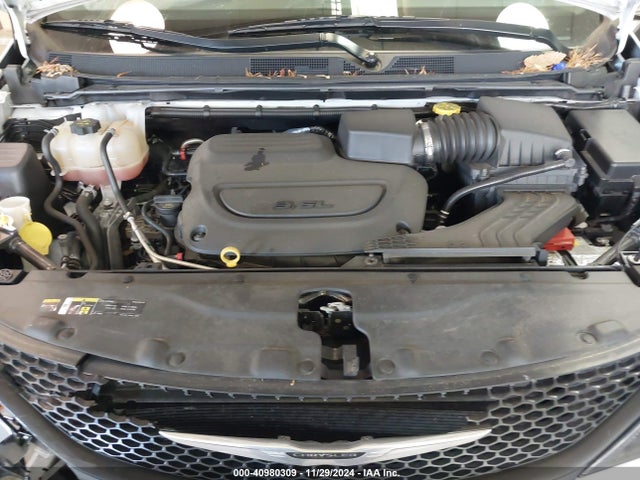 2C4RC1CG8NR103242 Chrysler Voyager Lx