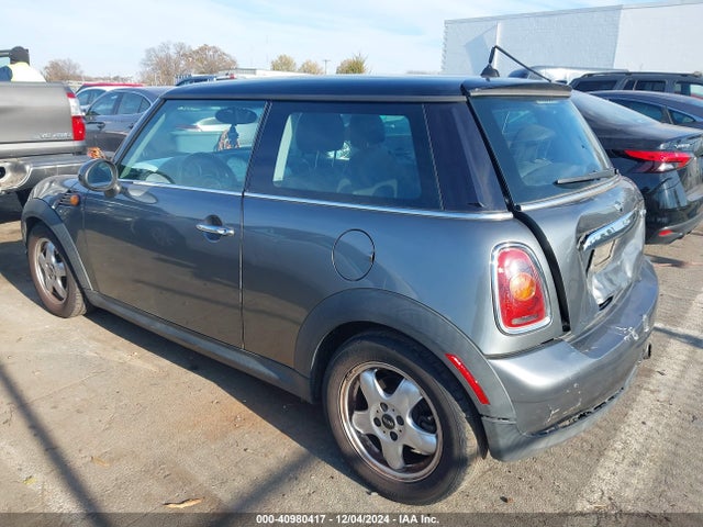 2010 MINI COOPER WMWMF3C52ATZ24221 Photo 2