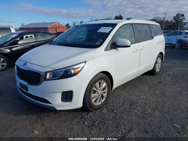 KIA SEDONA LX 2017 KNDMB5C15H6335664 Image 2