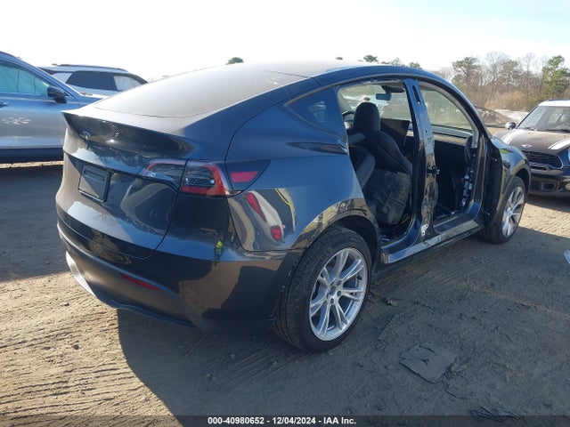2024 TESLA MODEL Y 7SAYGDEDXRF028536 Photo 3