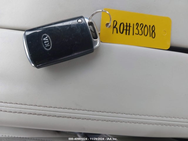 KNALC4J11H5066068 KIA Cadenza Limited