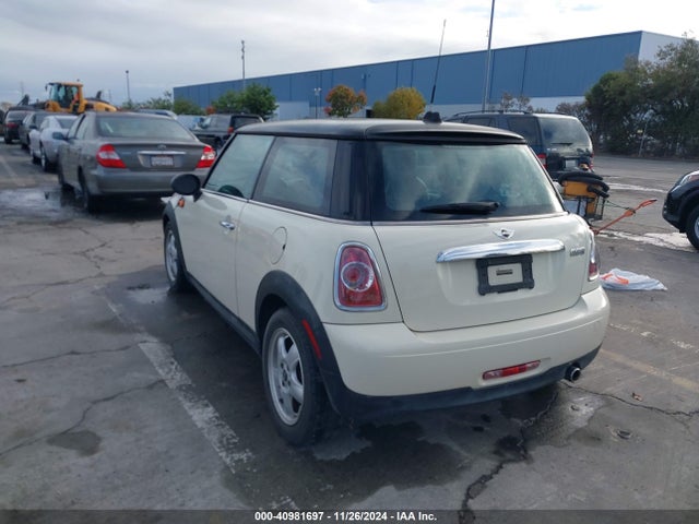 2011 MINI COOPER WMWSU3C50BT097334 Photo 2