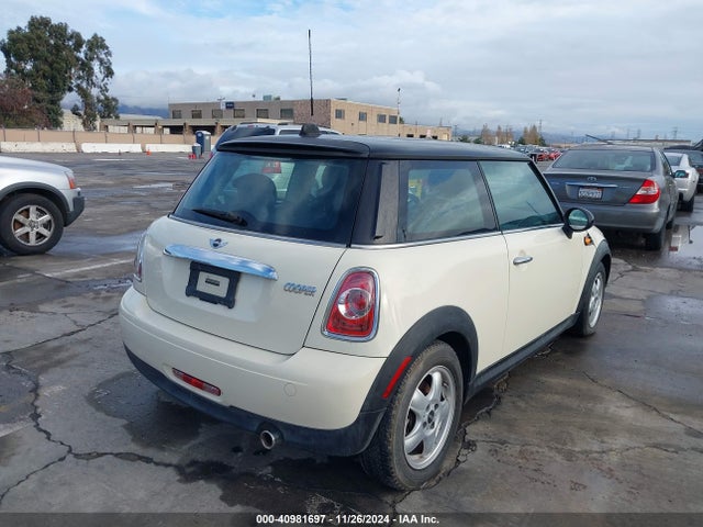 2011 MINI COOPER WMWSU3C50BT097334 Photo 3