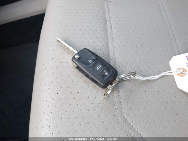 1VWDT7A37HC065705 Volkswagen Passat 1.8t R-line