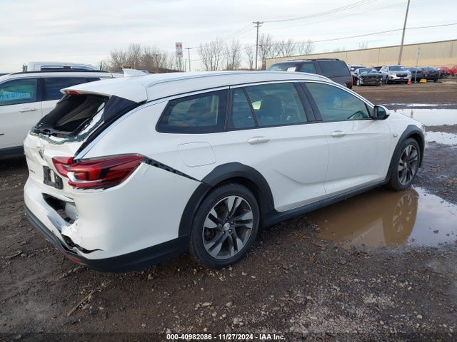 W04GV8SX7J1088477 Buick Regal Tourx Essence