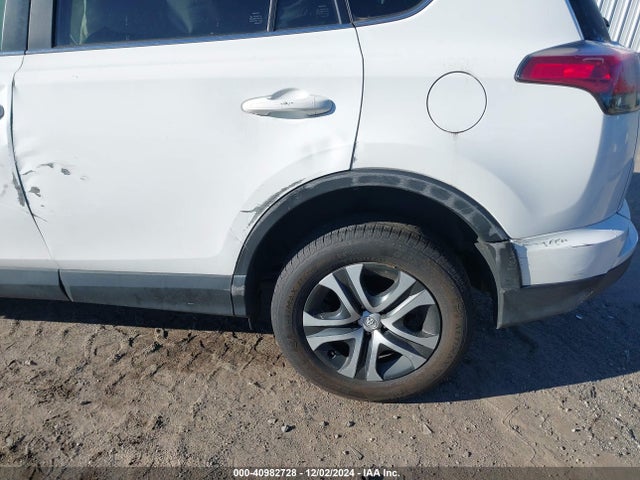 Toyota RAV4 LE 2018 JTMBFREV9JJ259615 Image 17