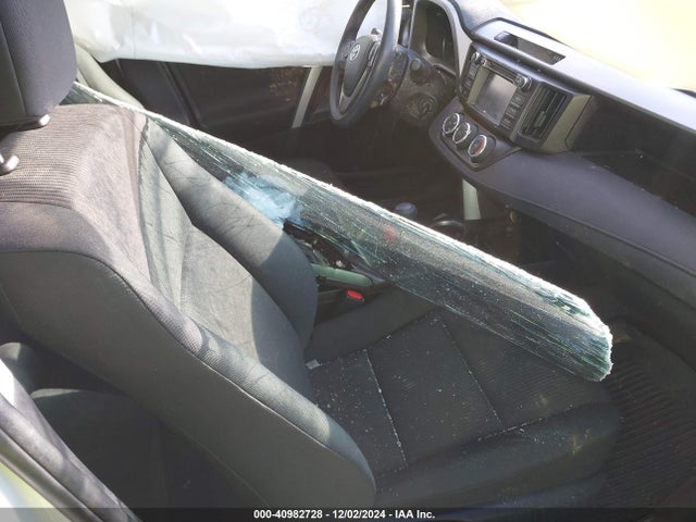 Toyota RAV4 LE 2018 JTMBFREV9JJ259615 Image 5