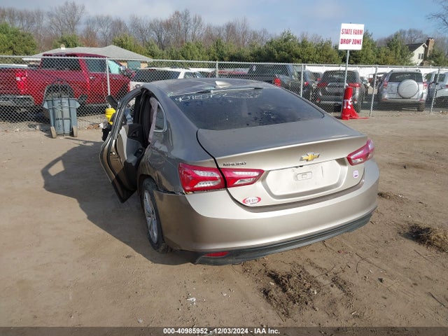 1G1ZD5ST1NF124565 Chevrolet Malibu Fwd Lt
