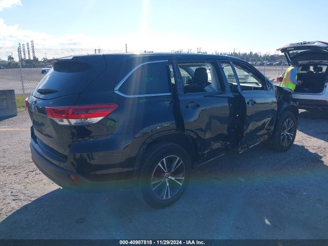 Toyota Highlander Le 2019 5TDZARFHXKS061622 Image 4