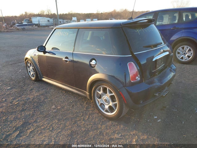 2006 MINI COOPER S WMWRE33536TJ40873 Photo 2