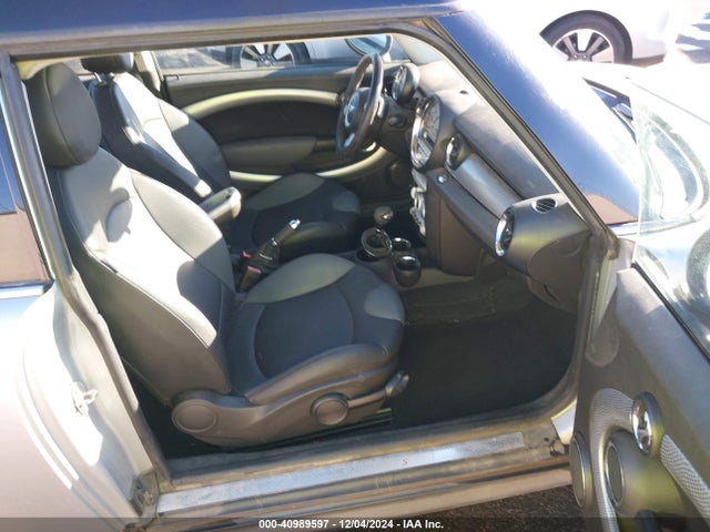 2009 MINI COOPER S CLUBMAN WMWMM33539TP92720 Photo 4