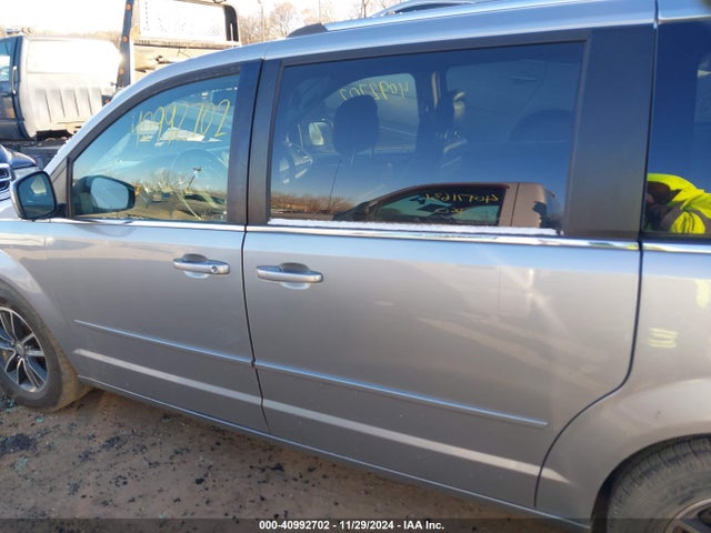 2C4RDGCG3HR696125 Dodge Grand Caravan Sxt